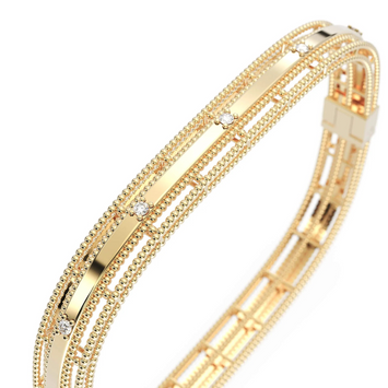 Editor 64 - Bangle en or jaune/rose/blanc polie 18 carats avec 5 diamants - Taille de l’élément : 19 x 12,5 mm - Taille de la chaine: 40cm x 2,5cm x 2,5cm
Collection Velluto – Des bijoux en or inspirés du velours et de la Renaissance, alliant élégance, texture et raffinement.
Fabriqué entièrement à la main à Vicenza, capitale de l’orfèvrerie italienne, ce bijou reflète l’engagement de La Prima Gioielli pour l’excellence et la tradition. Fondée par la famille Arfa, la marque célèbre le savoir-faire it