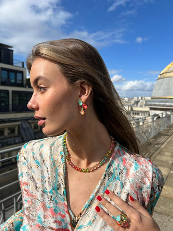 Crezus - Collier réglable en laiton doré avec du cristal.  Couleurs : Multi et existe en plusieurs couleurs  Fabriqué en France  Longueur : 42 cm - Poids : 34 g