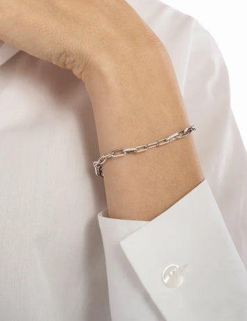 burato editor64 Reference
CP651
Technical Data
18 kt white gold and Palladium bracelet
Round cut White Diamonds
Colour: F
Clarity: VVS
Carats: 0.28
Réglable 18 cm - existe en or rose
Les précieux maillons de la chaîne sont disposés de manière asymétrique pour garantir la luminosité sous tous les angles.