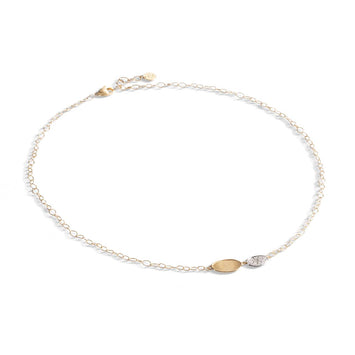 EDITOR64 MARCO BICEGO Collier Lunaria en or jaune 18 carats.
L'or mat est travaillé à la main pour effet satiné. La collection Lunaria s'inspire de la nature, tout particulièrement les feuilles de la monnaie du pape.
Le mouvement et les formes de cette collection sont un hommage à la nature.
Chaque pièce est fabriquée entièrement à la main dans l'atelier de MARCO BICEGO situé au nord de l’Italie.
Taille spécifique possible sur commande.
Dimension : longueur 42 cm
Référence : CB2591 B YW Q6