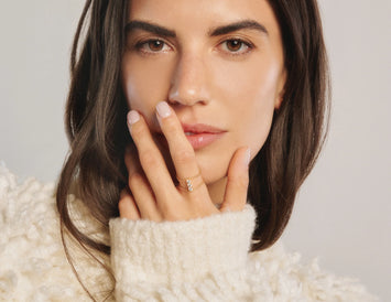 burato editor64 RÉFÉRENCE CX282
Caractéristiques
techniques Bague
en or blanc 18 carats Taille ronde Diamants
blancs Carats : 0,15
Couleur : F
Pureté : VS
Soft Vertical Trilogy Y est une déclaration captivante de l’amour moderne. Cette trilogie déconstruite est dédiée à la femme à la recherche de pièces uniques et originales, offrant une déclaration audacieuse et convaincante d’individualité et de style.