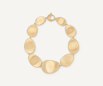 EDITOR64 Marco Bicego - Collection Lunaria - Bracelet Lunaria 1 rang en or jaune 18 carats. L'or mat est travaillé à la main pour effet satiné. La collection Lunaria s'inspire des feuilles de la monnaie du pape. Le mouvement et les formes de cette collection sont un hommage à la nature. Chaque pièce est fabriquée entièrement à la main dans l'atelier de MARCO BICEGO situé au nord de l’Italie. Taille spécifique possible sur commande.  Dimension : longueur 18 cm Référence : BB1777 Y 02