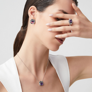 Editor 64 - Bague Eden Serpent en argent 925 et quartz améthyste. Pierre ovale 1,4 cm. Ref: 12076.
Giovanni Raspini propose des bijoux inspirés de la nature et du thème animalier qui lui est si précieux.
Chaque bijoux est fait main en Italie au coeur de la Toscane.