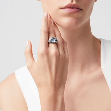 Editor 64 - Bague Eden Tortue en argent 925 et quartz bleu. Pierre ovale 1,4 cm. Ref: 12075.
Giovanni Raspini propose des bijoux inspirés de la nature et du thème animalier qui lui est si précieux.
Chaque bijoux est fait main en Italie au coeur de la Toscane.