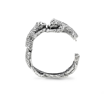 Editor 64 - Bracelet double léopard en argent 925. diamètre 5,7 x 5 cm - référence 12271
Giovanni Raspini propose des bijoux inspirés de la nature et du thème animalier qui lui est si précieux.
Chaque bijou est fait main en Italie au cœur de la Toscane.