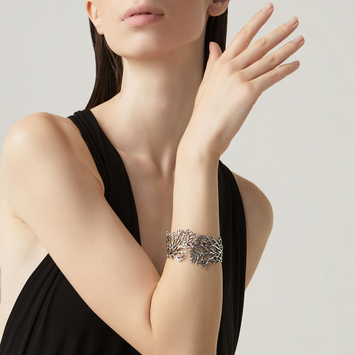 Editor 64 - Bracelet en argent 925 - Dimension ovale inferieure 6,5 x 5,5 cm - Ouverture avec ressort - Ref: 7904
Giovanni Raspini propose des bijoux inspirés de la nature et du thème animalier qui lui est si précieux. 
Chaque bijoux est fait main en Italie au coeur de la Toscane.