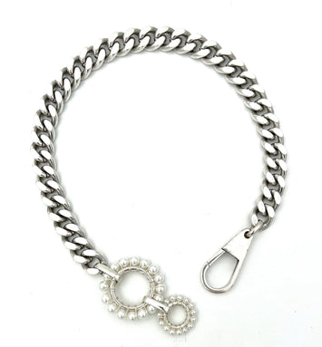 Perrine Taverniti - Le collier Fleury se porte seul où en accumulation.  Réalisé en laiton doré légèrement patiné et turquoise. Fait main à paris.  Les traces noires sur les maillons sont une patine fait à la main, afin de donner un aspect vintage. Ils peuvent être nettoyer à l'aide d'un chiffon doux  Longueur : 39 cm  Poids : 161 grs