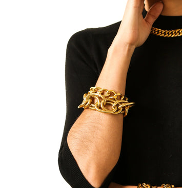 Le bracelet Monceau imposant, dont la légèreté vous surprendra est réalisé en laiton doré patiné. Fait main à paris. Il existe en laiton plaqué or, argent et avec de la jaspe.  Dimension : Longueur 18 cm Les traces noires sur les maillons sont une patine fait à la main, afin de donner un aspect vintage. Ils peuvent être nettoyer à l'aide d'un chiffon doux.r Perrine Taverniti