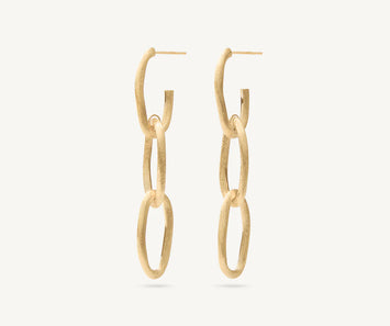 Ces boucles d'oreilles chandelier Jaipur Link de Marco Bicego en or jaune 18 carats, finement gravées à la main selon l'ancienne technique florentine, sont composées d'une élégante chaîne de trois ovales reliés entre eux. L'équilibre parfait entre un bijou d'apparat et le design essentiel et distinctif de nos collection Référence : OB1810 Y 02 longueur 6CM  EDITOR 64