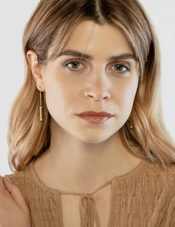 Code : CP447 boucle d'oreille unitaire or rose 18kt et diamants Round cut White Diamonds Colour: F Clarity: VVS Carats: 0.08 Longueur de la chaine: cm 4 - cm 2 longueur du Parallelepipede : cm 2 Une nouvelle ligne, essentielle et pure dans ses proportions, où le design parle des fondements de Burato : des bijoux beaux, bien faits et éthiques. Le design de la nouvelle collection fine line commence par une matrice en or massif, modelée et façonnée pour obtenir la forme d’un parallélépipède parfait.