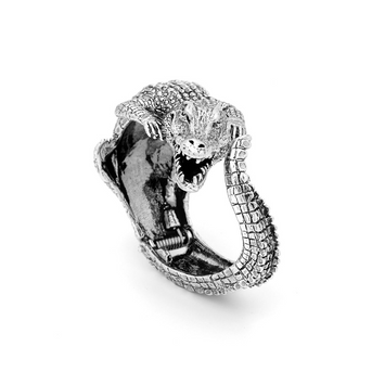 Editor 64 - Bracelet crocodile GM en argent 925. Dimension ovale intérieure 6 x 5,3 cm - Ouverture avec ressort - Ref: 8670
Giovanni Raspini propose des bijoux inspirés de la nature et du thème animalier qui lui est si précieux.
Chaque bijou est fait main en Italie au cœur de la Toscane.