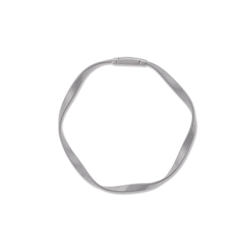 Marco Bicego - Collection Marrakech Suprème Bracelet délicatement torsadé en or jaune blanc ou rose 18 carats. A porter seul ou en accumulation. Chaque pièce est fabriquée entièrement à la main dans l'atelier de MARCO BICEGO situé au nord de l’Italie. Taille spécifique possible sur commande.  Dimension :18,5 cm Référence : BG750 Y