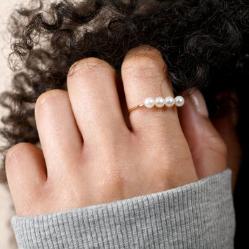 Burato Joaillerie - Bague or rose 18kt et perles collection Linea.  Barrette en or rose de 15mm  4 Perles Orientales, couleur blanche. Dimension perle: ø 4 mm. Certification RJC. Certification