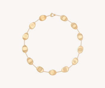 Collier Lunaria en or jaune 18 carats Marco Bicego. L'or mat est travaillé à la main pour effet satiné. La collection Lunaria s'inspire de la nature, tout particulièrement les feuilles de la monnaie du pape. Le mouvement et les formes de cette collection sont un hommage à la nature. Chaque pièce est fabriquée entièrement à la main dans l'atelier de MARCO BICEGO situé au nord de l’Italie. Taille spécifique possible sur commande.  Dimension : longueur 43 cm Référence : CB2099
