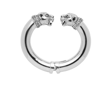 Editor 64 - Bracelet Léopard en argent 925. Dimension intérieure 6 x 4,5 cm -Ouverture avec ressort - Ref: 6420
Giovanni Raspini propose des bijoux inspirés de la nature et du thème animalier qui lui est si précieux.
Chaque bijou est fait main en Italie au cœur de la Toscane.