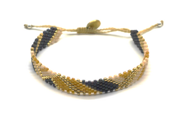 Myuki est une marque d'Amérique latine.  bracelet Delagado small tissée en perle de verre dans les ateliers.  motifs : jaune anthracite  Embouts fermoir en argent  Hand made