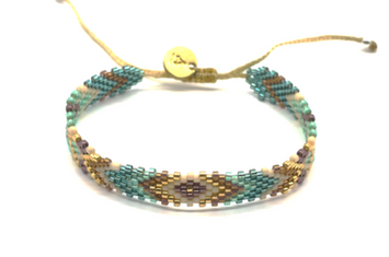 Myuki est une marque d'Amérique latine.  bracelet Delagado small tissée en perle de verre dans les ateliers.  motifs :vert marron  Embouts fermoir en argent  Hand made