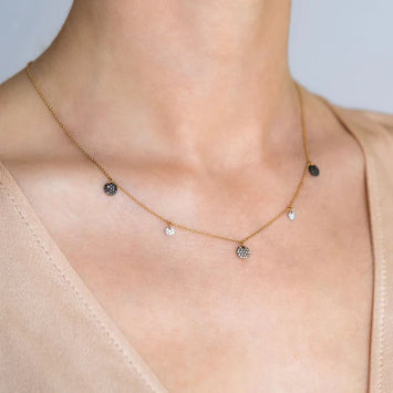 Burato   Collier or rose 18kt paillette diamants blancs, bruns, noirs  Diamants blancs taille ronde Carats : 0,06 Couleur : G Clarté : VVS  Diamants bruns taille ronde Carats : 0,09  Diamants noirs taille ronde Carats : 0,18  Taille des paillettes : ø 4 mm (diamants blancs), ø 6 mm (brun et diamants noirs)  Longueur: réglable à 39 cm + 2cm