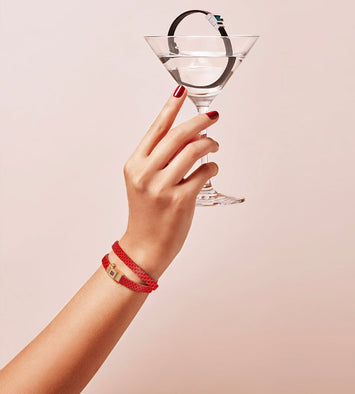 Lys and Dheer - Bracelet one double tour composé d'un cabochon interchangeable avec monogramme L&D sur le côté. Rail, fermoir et cabochon en laiton miroir, finition or.  Le bracelet: cuir coquelicot finition or Extérieur : Serpent d’eau Coquelicot  Intérieur : Cuir de Veau Box rouge  Le cabochon : ICEBERG Medium, Grenat Rouge