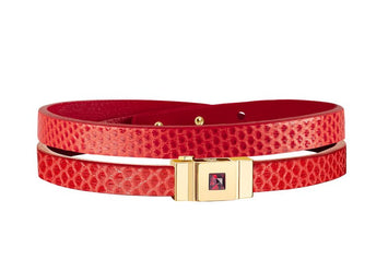 Lys and Dheer - Bracelet one double tour composé d'un cabochon interchangeable avec monogramme L&D sur le côté. Rail, fermoir et cabochon en laiton miroir, finition or.  Le bracelet: cuir coquelicot finition or Extérieur : Serpent d’eau Coquelicot  Intérieur : Cuir de Veau Box rouge  Le cabochon : ICEBERG Medium, Grenat Rouge