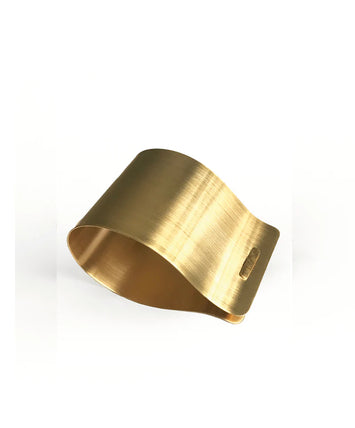 Manchette De Maarse - Directement inspirée de la manchette de chemise d’homme, ce bracelet est un bijou-objet, signature de la marque. Il vient avec son bouton de manchette. Elle se porte bras nus, sur une chemise ou sur des manches ajustées.  Elle est en laiton brossé et doré à l’or fin. Dimension : 6 cm