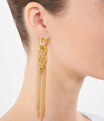 Perrine Taverniti - Boucles d'oreille Magellan est composé de maillons ovales et de petites chaines entremêlés. elles existent en laiton plaqué argent.  longueur : 13cm - largeur 3 cm Réalisé en laiton doré légèrement patiné. Fait main à Paris.  Made in France   Les traces noires sur les maillons sont une patine fait à la main, afin de donner un aspect vintage. Ils peuvent être nettoyer à l'aide d'un chiffon doux.