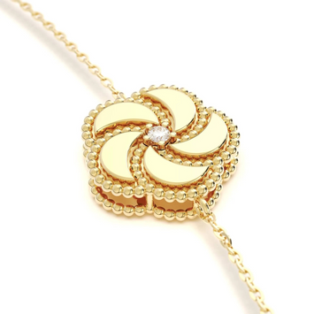 Editor 64 - Bracelet en or jaune/rose/blanc 18 carats finition polie avec un diamant central - Chaîne ajustable - Dimensions: 16cm x 1,5cm x 1,5cm - Taille de l’élément : 13 mm

Inspiré par les formes naturelles, ce bijou est composé de petits éléments ovales finement gravés selon une technique florentine ancienne.

Fabriqué entièrement à la main à Vicenza, capitale de l’orfèvrerie italienne, ce collier reflète l’engagement de La Prima Gioielli pour l’excellence et la tradition. Fondée par la fami