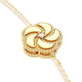 Editor 64 - Bracelet en or jaune/rose/blanc 18 carats finition polie avec un diamant central - Chaîne ajustable -&nbsp;Dimensions: 16cm x 1,5cm x 1,5cm&nbsp;- Taille de l’élément : 13 mm

Inspiré par les formes naturelles, ce bijou est composé de petits éléments ovales finement gravés selon une technique florentine ancienne.

Fabriqué entièrement à la main à Vicenza, capitale de l’orfèvrerie italienne, ce collier reflète l’engagement de La Prima Gioielli pour l’excellence et la tradition. Fondée par la fami