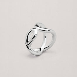 editor64. Bague Bacall Signe Particulier en argent 925.  ref 4300005 Bague Bacall 150,00 €  poids 11,75 gr - Largeur : 1,65 cm  taille : 52/54/56/58/60  