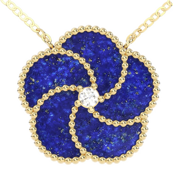 Editor 64 - Collier lapis lazuli et or jaune 18 carats avec diamant central - Chaîne ajustable - Ref: BLO0038CLFUPE03DAU750Y_1

Inspiré par les formes naturelles, ce bijou est composé de petits éléments ovales finement gravés selon une technique florentine ancienne.

Fabriqué entièrement à la main à Vicenza, capitale de l’orfèvrerie italienne, ce collier reflète l’engagement de La Prima Gioielli pour l’excellence et la tradition. Fondée par la famille Arfa, la marque célèbre le savoir-faire italie