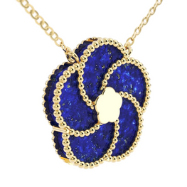 Editor 64 - Collier lapis lazuli et or jaune 18 carats avec diamant central - Chaîne ajustable - Ref: BLO0038CLFUPE03DAU750Y_1

Inspiré par les formes naturelles, ce bijou est composé de petits éléments ovales finement gravés selon une technique florentine ancienne.

Fabriqué entièrement à la main à Vicenza, capitale de l’orfèvrerie italienne, ce collier reflète l’engagement de La Prima Gioielli pour l’excellence et la tradition. Fondée par la famille Arfa, la marque célèbre le savoir-faire italie