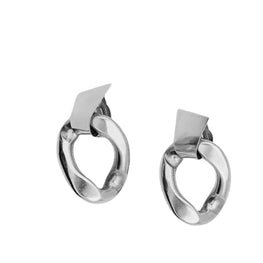 Perrine Taverniti - Boucles d'oreille Babylone est composé de maillons ovales. elles existent en laiton plaqué argent.  longueur : 5cm Réalisé en laiton doré légèrement patiné. Fait main à Paris.  Made in France