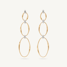 Boucles d'oreilles en or jaune 18 carats. L'or mat est travaillé à la main pour effet satiné .Deux éléments ovales en rangs de spirale torsadée, réalisée selon un savoir-faire exclusif appelé «coil», s’enlacent en donnant naissance à un design élégamment épuré.. Chaque pièce est fabriquée entièrement à la main dans l'atelier de MARCO BICEGO   Longueur: 6,5 cm Or jaune Diamants Total Carat Poids: 0,05 - VS-VVS Référence OG371 B2_YW_M5