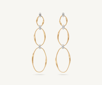 Boucles d'oreilles en or jaune 18 carats. L'or mat est travaillé à la main pour effet satiné .Deux éléments ovales en rangs de spirale torsadée, réalisée selon un savoir-faire exclusif appelé «coil», s’enlacent en donnant naissance à un design élégamment épuré.. Chaque pièce est fabriquée entièrement à la main dans l'atelier de MARCO BICEGO   Longueur: 6,5 cm Or jaune Diamants Total Carat Poids: 0,05 - VS-VVS Référence OG371 B2_YW_M5