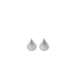 Boucles d'oreilles - Collection Vision – Or 18Kt & Diamants de 0,19 ct.

Ce bijou issu de la collection emblématique Vision d’Annamaria Cammilli incarne l’élégance sculpturale du design italien. Confectionné en or 18 carats, il révèle des lignes fluides et contemporaines, ponctuées d’un délicat diamant.

Design abstrait, aux courbes et volumes soulignés par de délicates bordures de diamants, sublimés par une finition entièrement mate. 