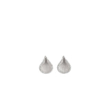 Boucles d'oreilles - Collection Vision – Or 18Kt &amp; Diamants de 0,19 ct.

Ce bijou issu de la collection emblématique Vision d’Annamaria Cammilli incarne l’élégance sculpturale du design italien. Confectionné en or 18 carats, il révèle des lignes fluides et contemporaines, ponctuées d’un délicat diamant.

Design abstrait, aux courbes et volumes soulignés par de délicates bordures de diamants, sublimés par une finition entièrement mate. 