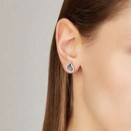 Boucles d'oreilles - Collection Vision – Or 18Kt & Diamants de 0,19 ct.

Ce bijou issu de la collection emblématique Vision d’Annamaria Cammilli incarne l’élégance sculpturale du design italien. Confectionné en or 18 carats, il révèle des lignes fluides et contemporaines, ponctuées d’un délicat diamant.

Design abstrait, aux courbes et volumes soulignés par de délicates bordures de diamants, sublimés par une finition entièrement mate. 