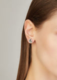 Boucles d'oreilles - Collection Vision – Or 18Kt &amp; Diamants de 0,19 ct.

Ce bijou issu de la collection emblématique Vision d’Annamaria Cammilli incarne l’élégance sculpturale du design italien. Confectionné en or 18 carats, il révèle des lignes fluides et contemporaines, ponctuées d’un délicat diamant.

Design abstrait, aux courbes et volumes soulignés par de délicates bordures de diamants, sublimés par une finition entièrement mate. 