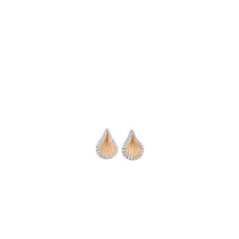 Boucles d'oreilles - Collection Vision – Or 18Kt & Diamants de 0,082 ct.

Ce bijou issu de la collection emblématique Vision d’Annamaria Cammilli incarne l’élégance sculpturale du design italien. Confectionné en or 18 carats, il révèle des lignes fluides et contemporaines, ponctuées d’un délicat diamant.