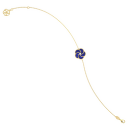 Editor 64 - Bracelet en or jaune 18 carats finition polie avec lapis lazuli- Chaîne ajustable - Dimensions internes : 60 x 50 mm - Taille de l’élément : 17 mm - Ref: BLO0022BAFUPE03DAU750Y_1

Inspiré par les formes naturelles, ce bijou est composé de petits éléments ovales finement gravés selon une technique florentine ancienne.

Fabriqué entièrement à la main à Vicenza, capitale de l’orfèvrerie italienne, ce collier reflète l’engagement de La Prima Gioielli pour l’excellence et la tradition. Fondée pa