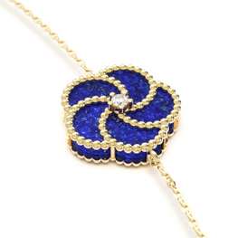 Editor 64 - Bracelet en or jaune 18 carats finition polie avec lapis lazuli- Chaîne ajustable - Dimensions internes : 60 x 50 mm - Taille de l’élément : 17 mm - Ref: BLO0022BAFUPE03DAU750Y_1

Inspiré par les formes naturelles, ce bijou est composé de petits éléments ovales finement gravés selon une technique florentine ancienne.

Fabriqué entièrement à la main à Vicenza, capitale de l’orfèvrerie italienne, ce collier reflète l’engagement de La Prima Gioielli pour l’excellence et la tradition. Fondée pa