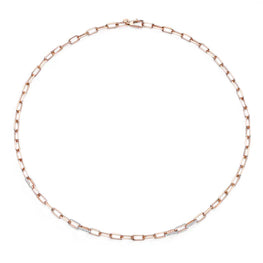 BURATO EDITOR64 Reference
CP654

Technical Data
18 kt rose gold chain necklace

Round cut White Diamonds
Colour: F
Clarity: VVS
Carats: 0.34

Longueur 43 cm - le collier existe en or blanc


Les précieux maillons de la chaîne sont disposés de manière asymétrique pour garantir la luminosité sous tous les angles.