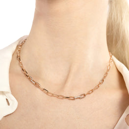 BURATO EDITOR64 Reference
CP654

Technical Data
18 kt rose gold chain necklace

Round cut White Diamonds
Colour: F
Clarity: VVS
Carats: 0.34

Longueur 43 cm - le collier existe en or blanc


Les précieux maillons de la chaîne sont disposés de manière asymétrique pour garantir la luminosité sous tous les angles.