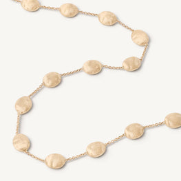 Collier Siviglia en or jaune 18 carats.<br>L'or mat est travaillé à la main pour effet satiné. La collection Siviglia s'inspire de la nature.Un collier élégant enrichi de minuscules éléments ovales en or jaune 18kt, finement gravés à la main selon une ancienne technique florentine. Chaque pièce est fabriquée entièrement à la main dans l'atelier de MARCO BICEGO situé au nord de l’Italie. collier ajustable avec plus de 3,5cm de chaine. Dimension : longueur 42 cm Référence : CB538-E__Y