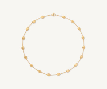 Collier Siviglia en or jaune 18 carats.'or mat est travaillé à la main pour effet satiné. La collection Siviglia s'inspire de la nature.Un collier élégant enrichi de minuscules éléments ovales en or jaune 18kt, finement gravés à la main selon une ancienne technique florentine.Chaque pièce est fabriquée entièrement à la main dans l'atelier de MARCO BICEGO situé au nord de l’Italie. Taille spécifique possible sur commande. Dimension : longueur 41 cm  Référence : CB553-E__Y_02