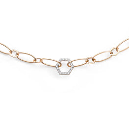 BURATO EDITOR64 Reference
CX279

Technical Data
18 KT Yellow Gold chain necklace with hexagonal element

Diamonds set on both sides of the hexagon
Round cut White Diamonds
Carats: 0.18
Colour: F
Clarity: VS
Deux possibilités de fermetures à 40 ou 43 cm.Un collier chaîne unique orné d’un hexagone précieux et d’hexagones en or brillants et poli miroir, le tout alternant élégamment avec des maillons ovales. Adoptez ce style intemporel et à la mode, parfait pour toutes les occasions.
