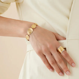 EDITOR64 Marco Bicego - Collection Lunaria - Bracelet Lunaria 1 rang en or jaune 18 carats. L'or mat est travaillé à la main pour effet satiné. La collection Lunaria s'inspire des feuilles de la monnaie du pape. Le mouvement et les formes de cette collection sont un hommage à la nature. Chaque pièce est fabriquée entièrement à la main dans l'atelier de MARCO BICEGO situé au nord de l’Italie. Taille spécifique possible sur commande.  Dimension : longueur 18 cm Référence : BB1777 Y 02