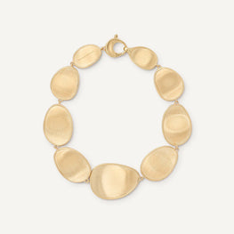 EDITOR64 Marco Bicego - Collection Lunaria - Bracelet Lunaria 1 rang en or jaune 18 carats. L'or mat est travaillé à la main pour effet satiné. La collection Lunaria s'inspire des feuilles de la monnaie du pape. Le mouvement et les formes de cette collection sont un hommage à la nature. Chaque pièce est fabriquée entièrement à la main dans l'atelier de MARCO BICEGO situé au nord de l’Italie. Taille spécifique possible sur commande.  Dimension : longueur 18 cm Référence : BB1777 Y 02