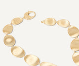 EDITOR 64 Marco Bicego - collection Lunaria - Collier Lunaria en or jaune 18 carats. L'or mat est travaillé à la main pour effet satiné. La collection Lunaria s'inspire de la nature, tout particulièrement les feuilles de la monnaie du pape. Le mouvement et les formes de cette collection sont un hommage à la nature. Chaque pièce est fabriquée entièrement à la main dans l'atelier de MARCO BICEGO situé au nord de l’Italie. Taille spécifique possible sur commande.  Dimension : longueur 46 cm Référence : CB1777