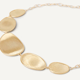 EDITOR 64 Marco Bicego - collection Lunaria - Collier Lunaria en or jaune 18 carats. L'or mat est travaillé à la main pour effet satiné. La collection Lunaria s'inspire de la nature, tout particulièrement les feuilles de la monnaie du pape. Le mouvement et les formes de cette collection sont un hommage à la nature. Chaque pièce est fabriquée entièrement à la main dans l'atelier de MARCO BICEGO situé au nord de l’Italie. Taille spécifique possible sur commande.  Dimension : longueur 42 cm Référence : CB1779